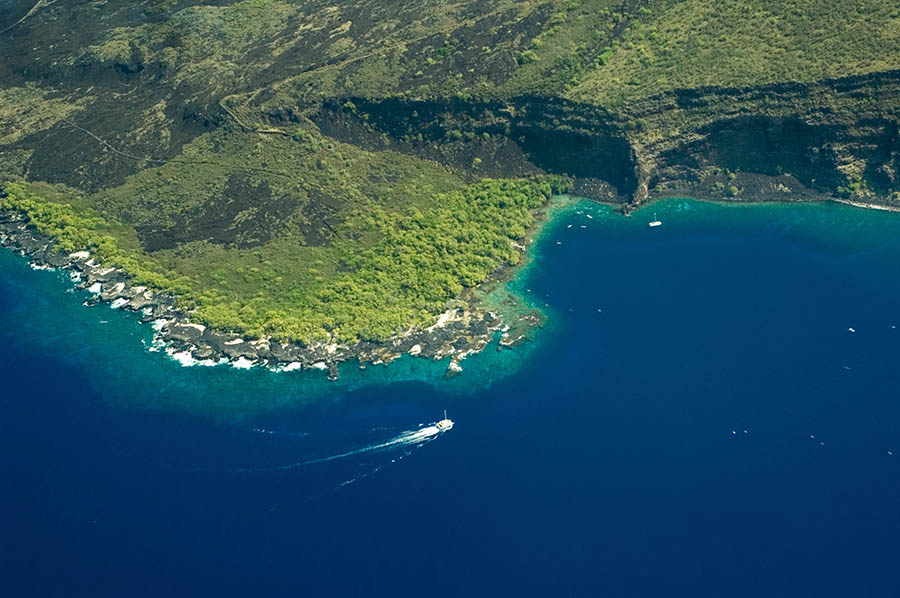 An aerial view of Kealakekua Bay, Big Island, Hawaii. Image Credit: Vlad Turchenko/Shutterstock
